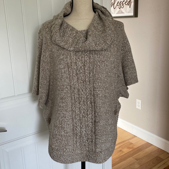 Beautiful poncho sweater - Picture 1 of 7